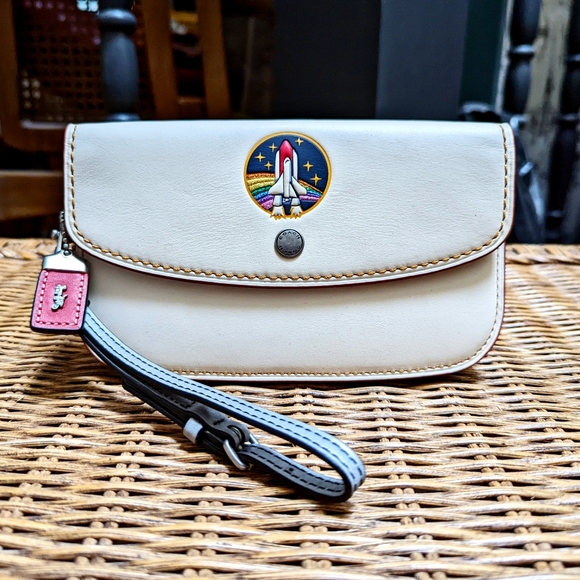 NWOT COACH 1941 CHALK/MULTI NASA SPACE SHUTTLE CLUTCH WRISTLET CROSSBODY 14049 - Picture 3 of 7